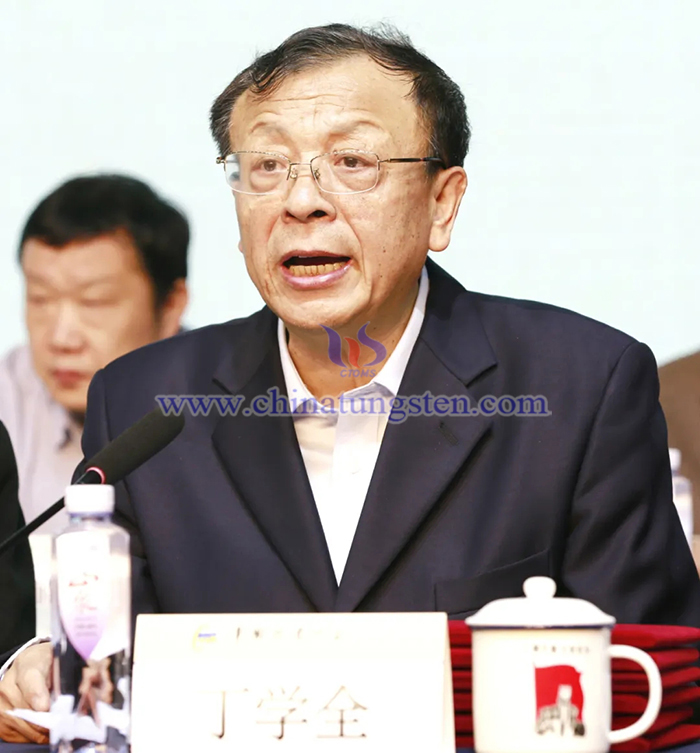 丁學全作理事會工作報告《新起點、新擔當、新作為，奮力開創鎢行業高質量發展新局面》